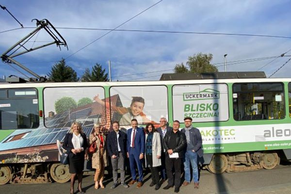 An der Sekttaufe nahmen Vertreter der Firmen AKOTEC, aleo solar, der Sparkasse Uckermark sowie der Stettiner Straßenbahngesellschaft teil.